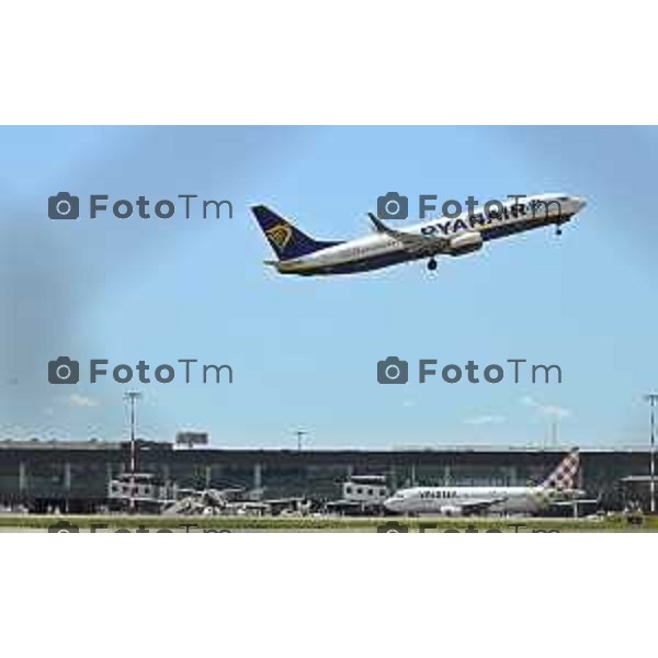 Tiziano Manzoni/LaPresse 8-7- 2025 Italia Cronaca Bergamo Suicidio aeroporto di Orio al Serio risucchiata dal motore di un aereo al decollo.