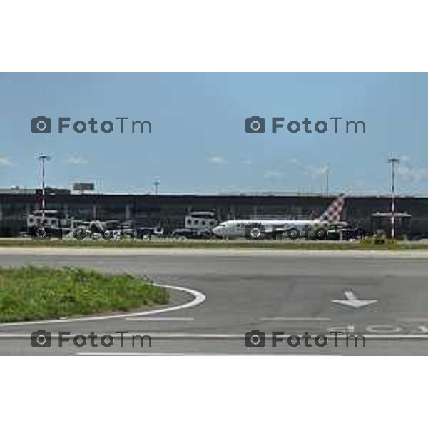 Tiziano Manzoni/LaPresse 8-7- 2025 Italia Cronaca Bergamo Suicidio aeroporto di Orio al Serio risucchiata dal motore di un aereo al decollo.