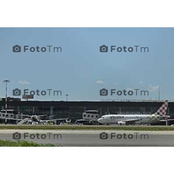 Tiziano Manzoni/LaPresse 8-7- 2025 Italia Cronaca Bergamo Suicidio aeroporto di Orio al Serio risucchiata dal motore di un aereo al decollo.