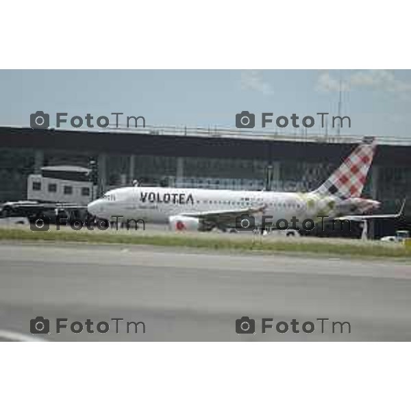 Tiziano Manzoni/LaPresse 8-7- 2025 Italia Cronaca Bergamo Suicidio aeroporto di Orio al Serio risucchiata dal motore di un aereo al decollo.