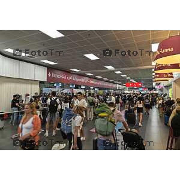 Tiziano Manzoni/LaPresse 8-7- 2025 Italia Cronaca Bergamo Suicidio aeroporto di Orio al Serio risucchiata dal motore di un aereo al decollo.