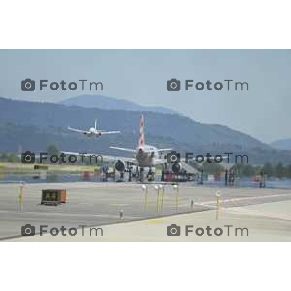 Tiziano Manzoni/LaPresse 8-7- 2025 Italia Cronaca Bergamo Suicidio aeroporto di Orio al Serio risucchiata dal motore di un aereo al decollo.