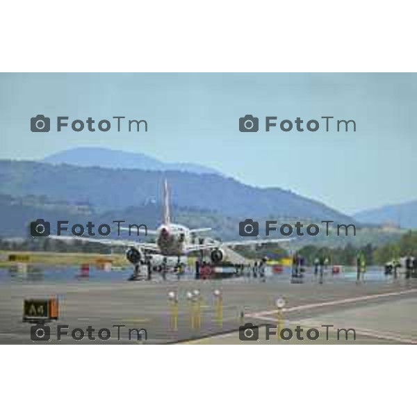 Tiziano Manzoni/LaPresse 8-7- 2025 Italia Cronaca Bergamo Suicidio aeroporto di Orio al Serio risucchiata dal motore di un aereo al decollo.