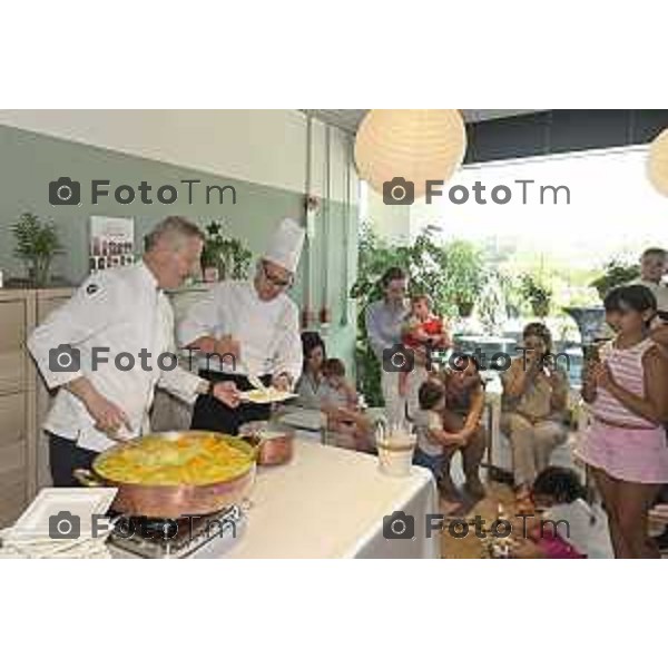 Tiziano Manzoni/LaPresse 09-7- 2025 Italia Cronaca Al Nido di ChorusLife Bergamo la presentazione del primo menù bio 0-3 anni in Lombardia firmato Vicook-Da Vittorio con lo cheff Paolo Rota Davide Leoni AD e la Diretrice Simona