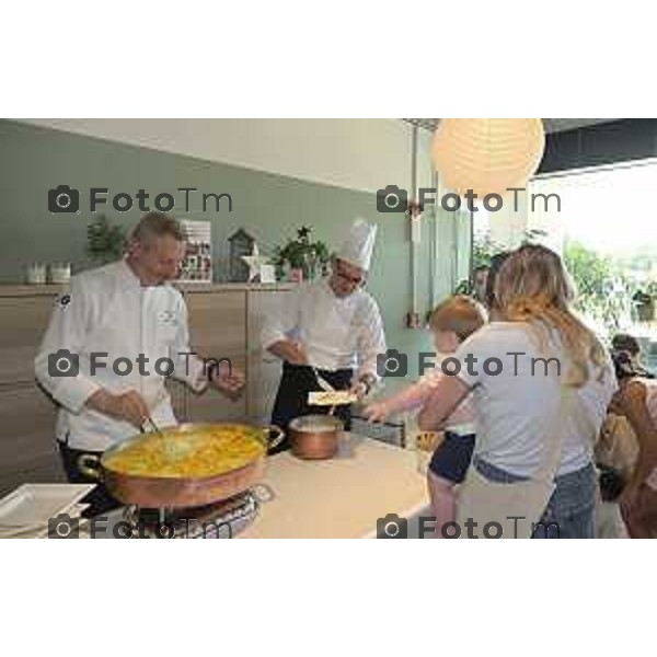 Tiziano Manzoni/LaPresse 09-7- 2025 Italia Cronaca Al Nido di ChorusLife Bergamo la presentazione del primo menù bio 0-3 anni in Lombardia firmato Vicook-Da Vittorio con lo cheff Paolo Rota Davide Leoni AD e la Diretrice Simona