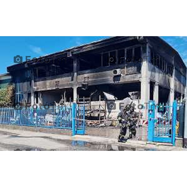 Tiziano Manzoni/LaPresse 5-7- 2025 Italia Cronaca Grassobbio. incendio nella notte capannone ’impresa edile