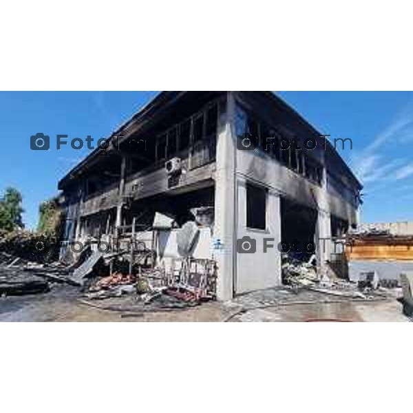 Tiziano Manzoni/LaPresse 5-7- 2025 Italia Cronaca Grassobbio. incendio nella notte capannone ’impresa edile