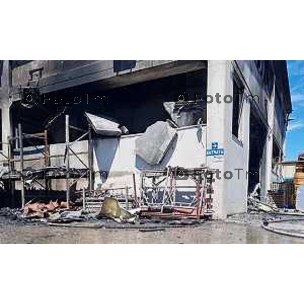 Tiziano Manzoni/LaPresse 5-7- 2025 Italia Cronaca Grassobbio. incendio nella notte capannone ’impresa edile