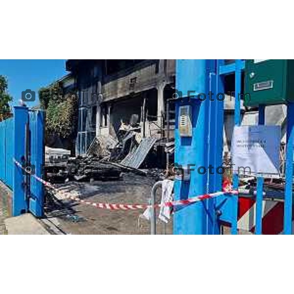 Tiziano Manzoni/LaPresse 5-7- 2025 Italia Cronaca Grassobbio. incendio nella notte capannone ’impresa edile