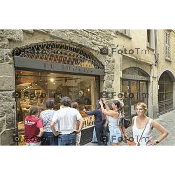 Tiziano Manzoni/LaPresse 25-7- 2025 Italia Cronaca Bergamo Bergamo alta caldo cibo mangiare o bere seduti a terra caldo acqua fontana dissetarsi