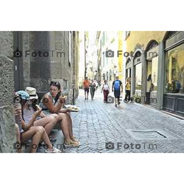Tiziano Manzoni/LaPresse 25-7- 2025 Italia Cronaca Bergamo Bergamo alta caldo cibo mangiare o bere seduti a terra caldo acqua fontana dissetarsi