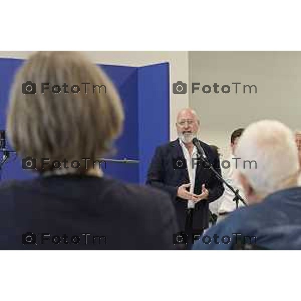 Tiziano Manzoni/LaPresse 25-7- 2025 Italia Cronaca Treviglio Stefano Bonaccini, alla festa del partito Democratico, con Davide Casat Gabriele Giudici.
