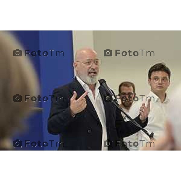 Tiziano Manzoni/LaPresse 25-7- 2025 Italia Cronaca Treviglio Stefano Bonaccini, alla festa del partito Democratico, con Davide Casat Gabriele Giudici.
