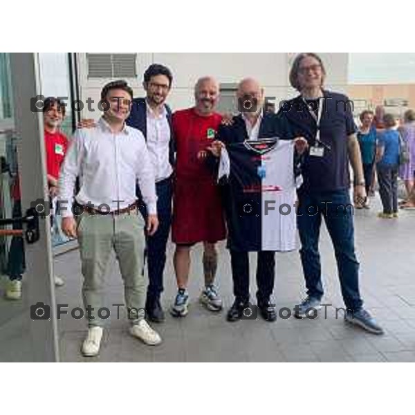 Tiziano Manzoni/LaPresse 25-7- 2025 Italia Cronaca Treviglio Stefano Bonaccini, alla festa del partito Democratico, con Davide Casat Gabriele Giudici.