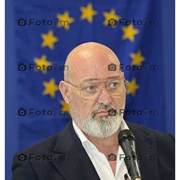 Tiziano Manzoni/LaPresse 25-7- 2025 Italia Cronaca Treviglio Stefano Bonaccini, alla festa del partito Democratico, con Davide Casat Gabriele Giudici.