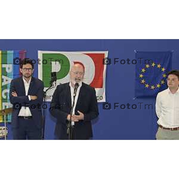 Tiziano Manzoni/LaPresse 25-7- 2025 Italia Cronaca Treviglio Stefano Bonaccini, alla festa del partito Democratico, con Davide Casat Gabriele Giudici.