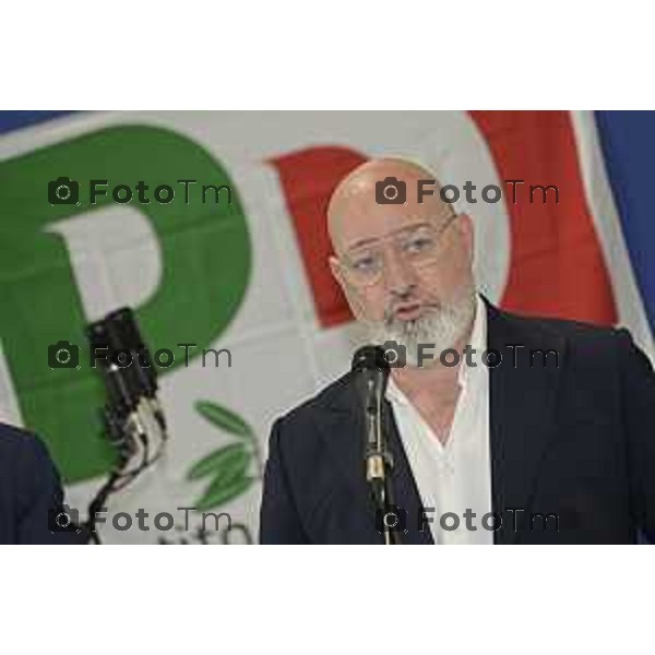 Tiziano Manzoni/LaPresse 25-7- 2025 Italia Cronaca Treviglio Stefano Bonaccini, alla festa del partito Democratico, con Davide Casat Gabriele Giudici.