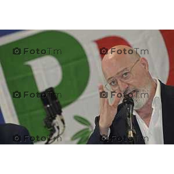 Tiziano Manzoni/LaPresse 25-7- 2025 Italia Cronaca Treviglio Stefano Bonaccini, alla festa del partito Democratico, con Davide Casat Gabriele Giudici.