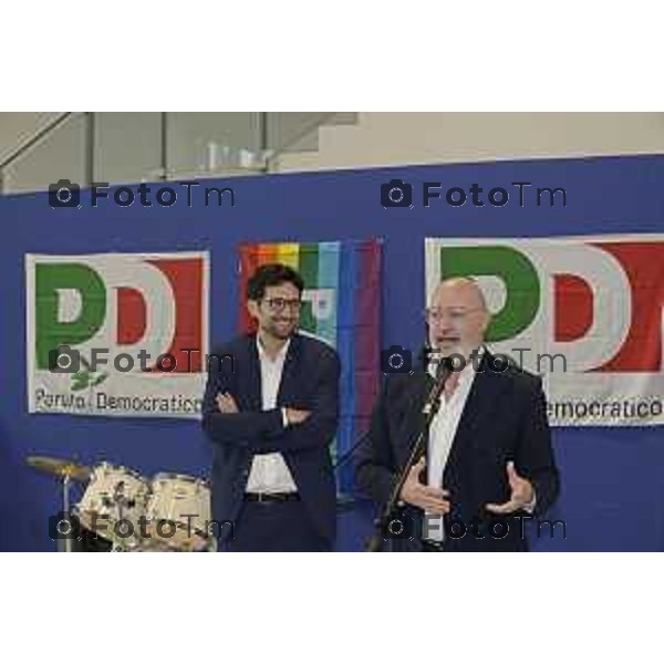 Tiziano Manzoni/LaPresse 25-7- 2025 Italia Cronaca Treviglio Stefano Bonaccini, alla festa del partito Democratico, con Davide Casat Gabriele Giudici.