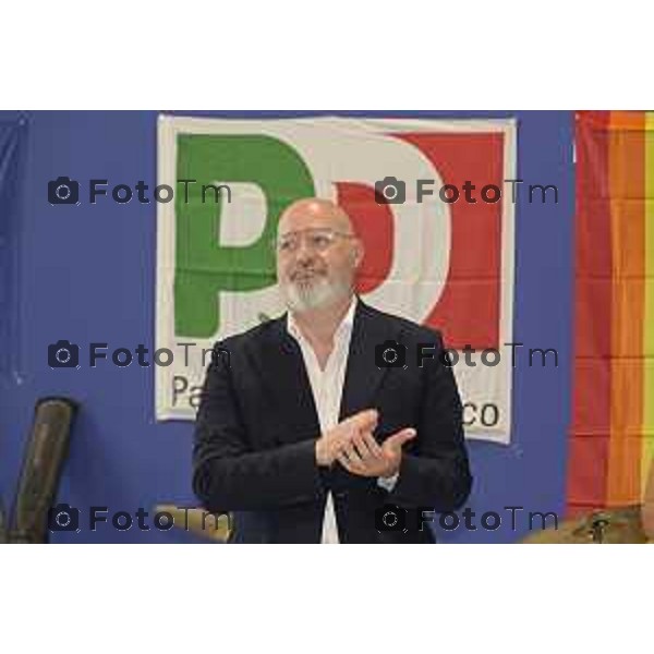 Tiziano Manzoni/LaPresse 25-7- 2025 Italia Cronaca Treviglio Stefano Bonaccini, alla festa del partito Democratico, con Davide Casat Gabriele Giudici.