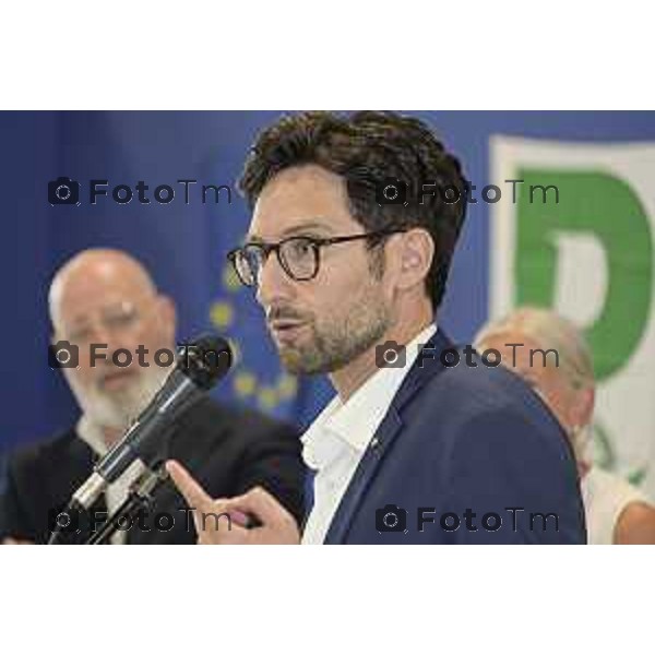 Tiziano Manzoni/LaPresse 25-7- 2025 Italia Cronaca Treviglio Stefano Bonaccini, alla festa del partito Democratico, con Davide Casat Gabriele Giudici.