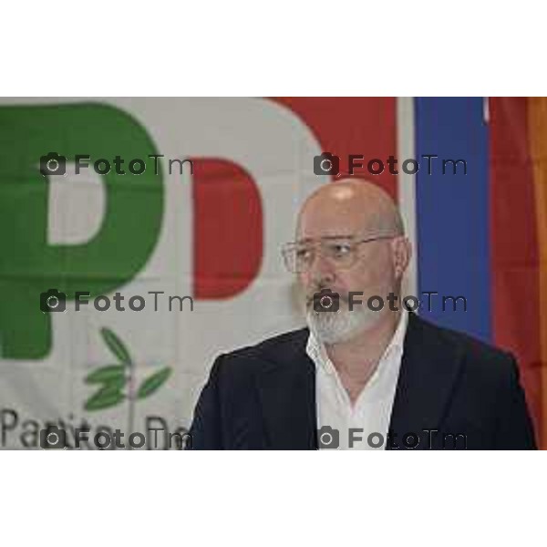 Tiziano Manzoni/LaPresse 25-7- 2025 Italia Cronaca Treviglio Stefano Bonaccini, alla festa del partito Democratico, con Davide Casat Gabriele Giudici.