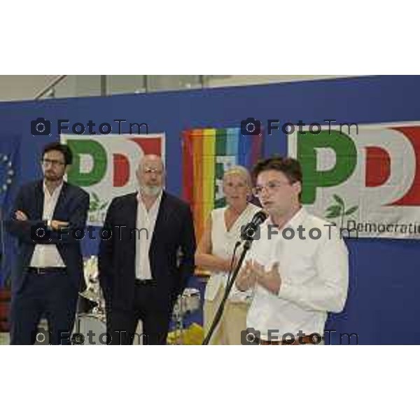 Tiziano Manzoni/LaPresse 25-7- 2025 Italia Cronaca Treviglio Stefano Bonaccini, alla festa del partito Democratico, con Davide Casat Gabriele Giudici.