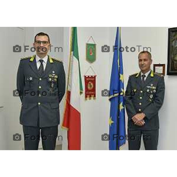 Tiziano Manzoni/LaPresse 28-7- 2025 Italia Cronaca Bergamo nuovo comandnate Comando Provinciale Giuardia di Finanza Col. Filippo Ivan Bixio saluta Giovanni Fontana (occhiali)