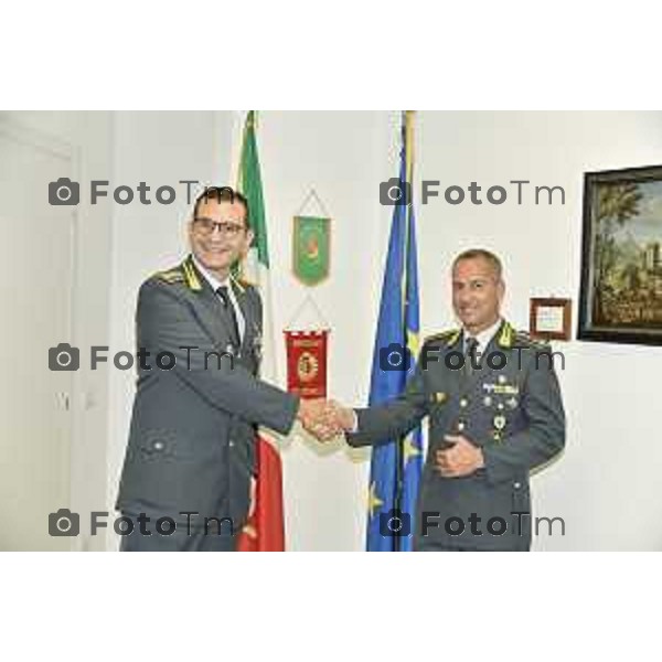Tiziano Manzoni/LaPresse 28-7- 2025 Italia Cronaca Bergamo nuovo comandnate Comando Provinciale Giuardia di Finanza Col. Filippo Ivan Bixio saluta Giovanni Fontana (occhiali)