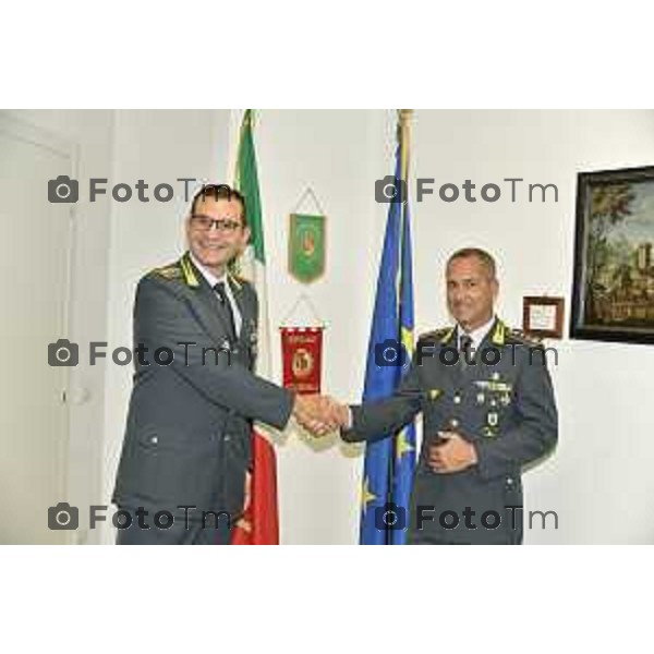 Tiziano Manzoni/LaPresse 28-7- 2025 Italia Cronaca Bergamo nuovo comandnate Comando Provinciale Giuardia di Finanza Col. Filippo Ivan Bixio saluta Giovanni Fontana (occhiali)