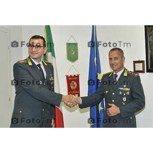 Tiziano Manzoni/LaPresse 28-7- 2025 Italia Cronaca Bergamo nuovo comandnate Comando Provinciale Giuardia di Finanza Col. Filippo Ivan Bixio saluta Giovanni Fontana (occhiali)