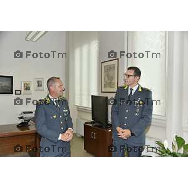 Tiziano Manzoni/LaPresse 28-7- 2025 Italia Cronaca Bergamo nuovo comandnate Comando Provinciale Giuardia di Finanza Col. Filippo Ivan Bixio saluta Giovanni Fontana (occhiali)