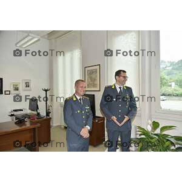 Tiziano Manzoni/LaPresse 28-7- 2025 Italia Cronaca Bergamo nuovo comandnate Comando Provinciale Giuardia di Finanza Col. Filippo Ivan Bixio saluta Giovanni Fontana (occhiali)