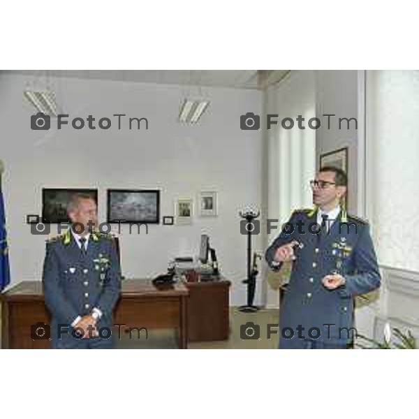 Tiziano Manzoni/LaPresse 28-7- 2025 Italia Cronaca Bergamo nuovo comandnate Comando Provinciale Giuardia di Finanza Col. Filippo Ivan Bixio saluta Giovanni Fontana (occhiali)