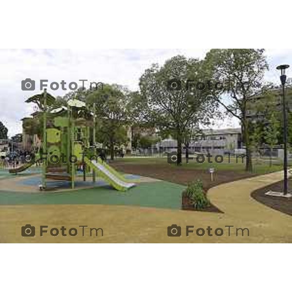 Tiziano Manzoni/LaPresse 30-7- 2025 Italia Cronaca BergamoBergamo inaugurazione ampliamento Parco Olmi alla Malpensata,.Sindaca Elena Carnevali, l’assessora alla Transizione ecologica, Ambiente e Verde Oriana Ruzzini,