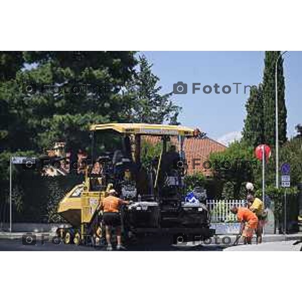 Tiziano Manzoni/LaPresse 5-7- 2025 Italia Cronaca BergamoLavori usuranti al caldo asfalto catrame operai sotto il sole