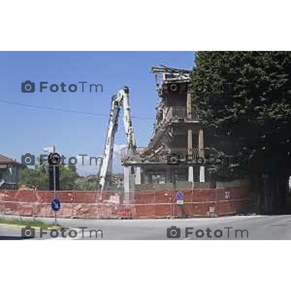 Tiziano Manzoni/LaPresse 31-7- 2025 Italia Cronaca BergamoFilago, si abbatte lo stabile confiscato alla ‘ndrangheta