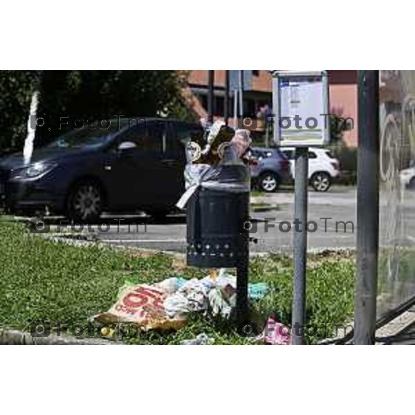 Tiziano Manzoni/LaPresse 30-7- 2025 Italia Cronaca BergamoCestino rifiuti pieno immondizia