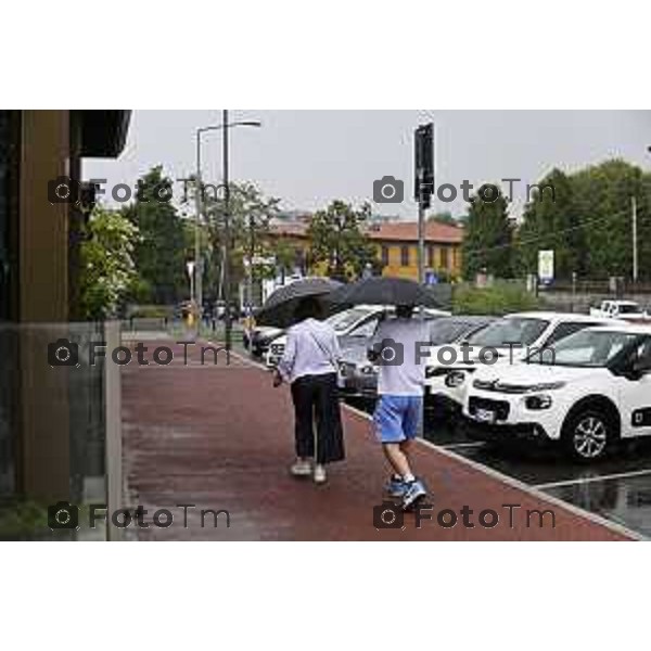 Tiziano Manzoni/LaPresse 1-08- 2025 Italia Cronaca maltempo estivo pioggia accquazzone temporale nella città di bergamo calo temperatura