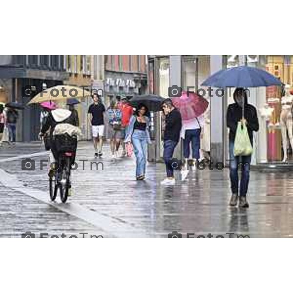 Tiziano Manzoni/LaPresse 1-08- 2025 Italia Cronaca maltempo estivo pioggia accquazzone temporale nella città di bergamo calo temperatura