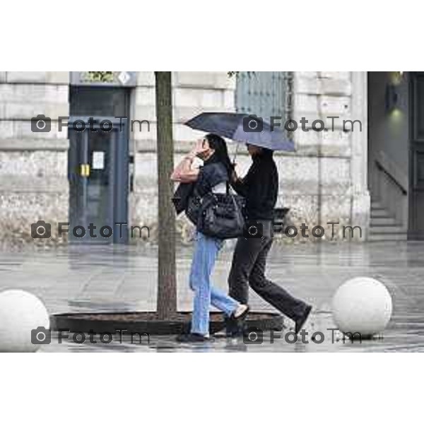 Tiziano Manzoni/LaPresse 1-08- 2025 Italia Cronaca maltempo estivo pioggia accquazzone temporale nella città di bergamo calo temperatura