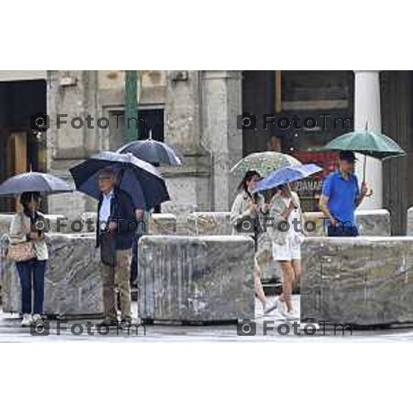 Tiziano Manzoni/LaPresse 1-08- 2025 Italia Cronaca maltempo estivo pioggia accquazzone temporale nella città di bergamo calo temperatura