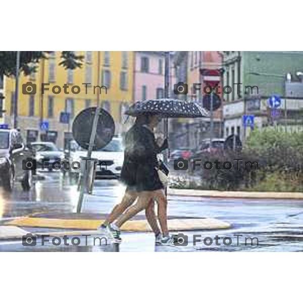 Tiziano Manzoni/LaPresse 1-08- 2025 Italia Cronaca maltempo estivo pioggia accquazzone temporale nella città di bergamo calo temperatura