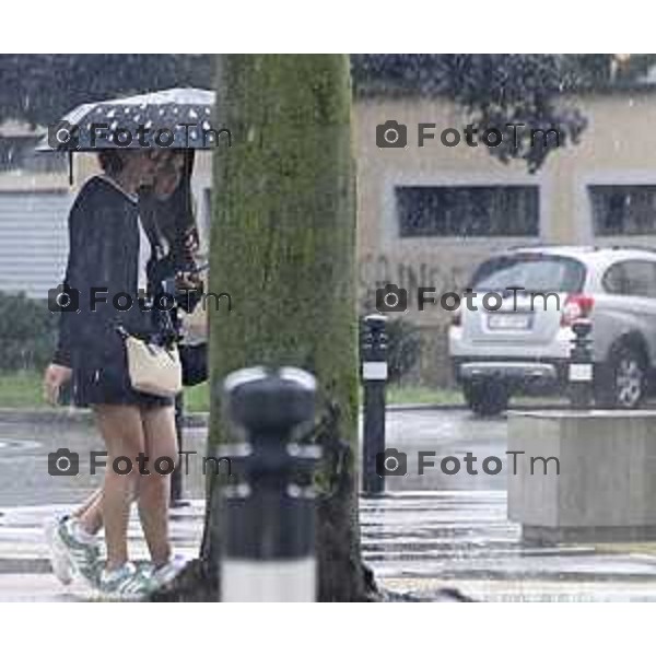 Tiziano Manzoni/LaPresse 1-08- 2025 Italia Cronaca maltempo estivo pioggia accquazzone temporale nella città di bergamo calo temperatura