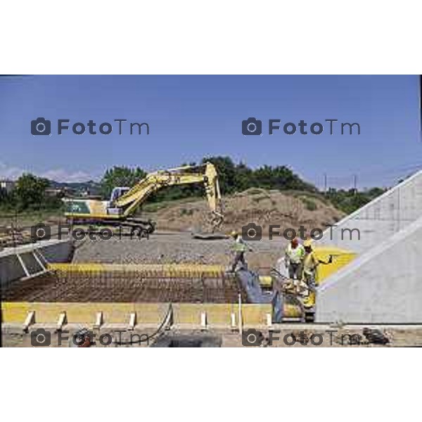 Tiziano Manzoni/LaPresse 5-7- 2025 Italia Cronaca Bergamosopralluogo stampa per illustrare l’avvio del cantiere di realizzazione del 2 sottopassi ciclopedonali Parco Ovest 1 e Parco Ovest 2, con l’inizio della spinta del tunnel. Ne parlerà l’assessore alla riqualificazione urbana Francesco Valesini con i tecnici.