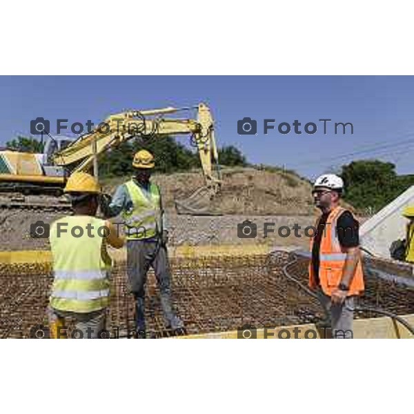 Tiziano Manzoni/LaPresse 5-7- 2025 Italia Cronaca Bergamosopralluogo stampa per illustrare l’avvio del cantiere di realizzazione del 2 sottopassi ciclopedonali Parco Ovest 1 e Parco Ovest 2, con l’inizio della spinta del tunnel. Ne parlerà l’assessore alla riqualificazione urbana Francesco Valesini con i tecnici.