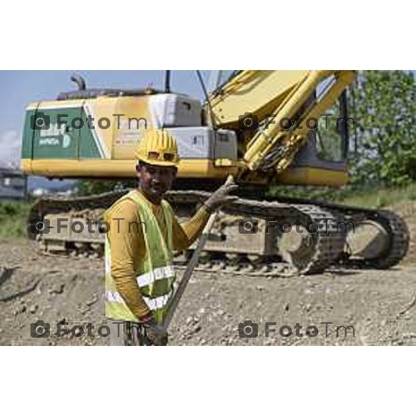 Tiziano Manzoni/LaPresse 5-7- 2025 Italia Cronaca Bergamosopralluogo stampa per illustrare l’avvio del cantiere di realizzazione del 2 sottopassi ciclopedonali Parco Ovest 1 e Parco Ovest 2, con l’inizio della spinta del tunnel. Ne parlerà l’assessore alla riqualificazione urbana Francesco Valesini con i tecnici.