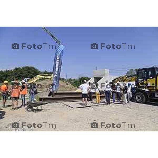 Tiziano Manzoni/LaPresse 5-7- 2025 Italia Cronaca Bergamosopralluogo stampa per illustrare l’avvio del cantiere di realizzazione del 2 sottopassi ciclopedonali Parco Ovest 1 e Parco Ovest 2, con l’inizio della spinta del tunnel. Ne parlerà l’assessore alla riqualificazione urbana Francesco Valesini con i tecnici.