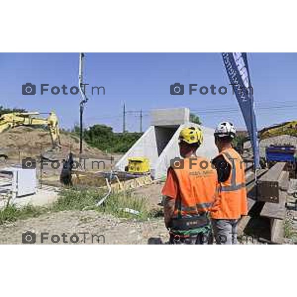 Tiziano Manzoni/LaPresse 5-7- 2025 Italia Cronaca Bergamosopralluogo stampa per illustrare l’avvio del cantiere di realizzazione del 2 sottopassi ciclopedonali Parco Ovest 1 e Parco Ovest 2, con l’inizio della spinta del tunnel. Ne parlerà l’assessore alla riqualificazione urbana Francesco Valesini con i tecnici.