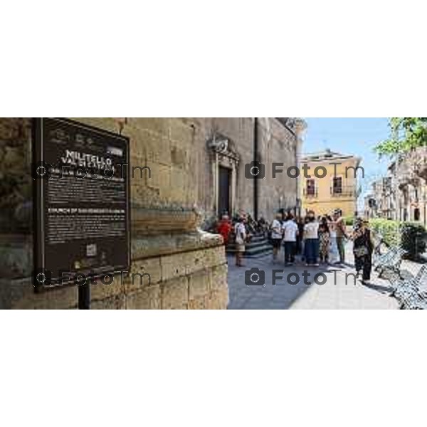 Tiziano Manzoni/LaPresse 20-8- 2025 Italia Cronaca Catania Militello Sicilia Funerale di Pippo Baudo Il prete Giuseppe Luparello Parroco Santa Maria della Stella Militello con mamma Bergamasca di Stezzano